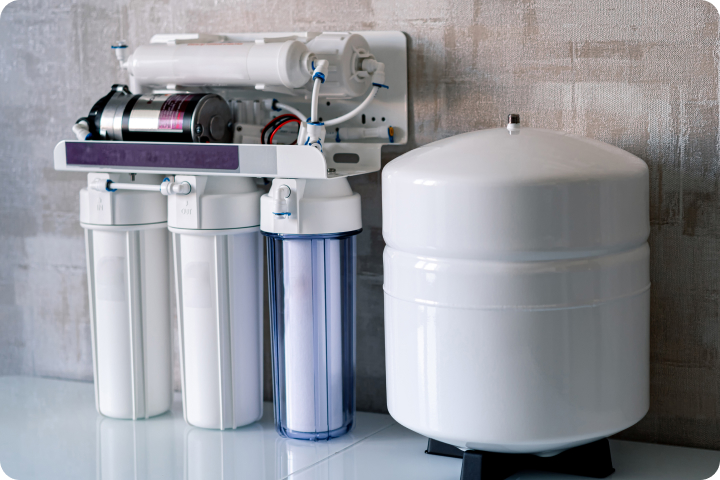 Reverse osmosis water filter system with pump and storage tank.